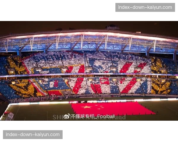 看台出现巨大TIFO，纪念俱乐部成立百年